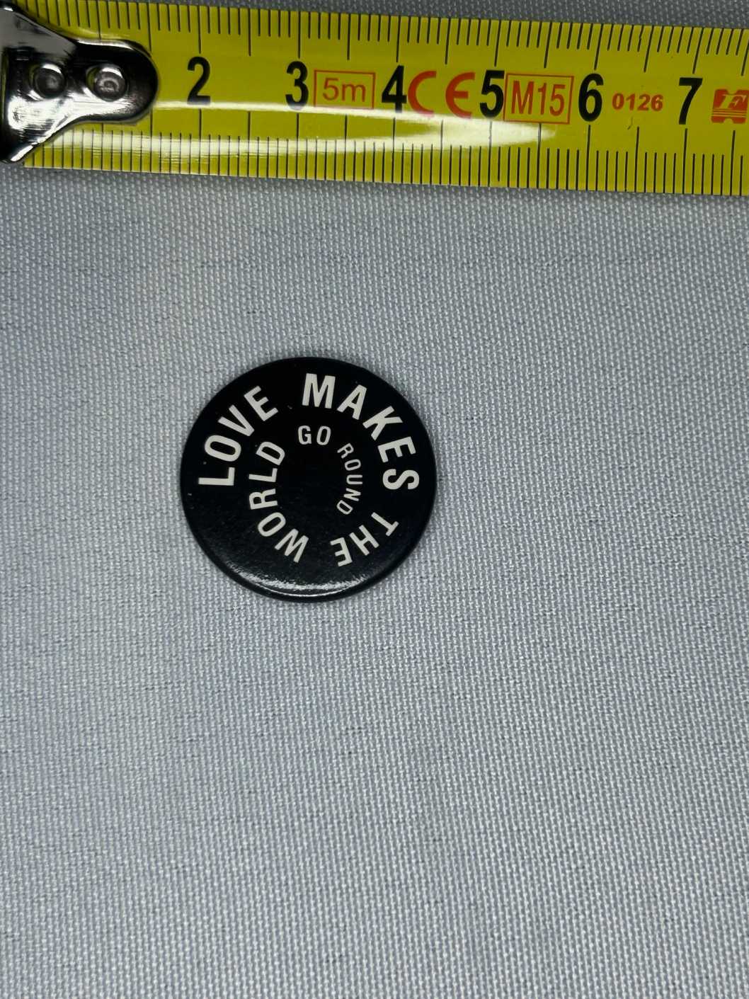 Love Makes The World Go Round badge Don-E 1992 2cm