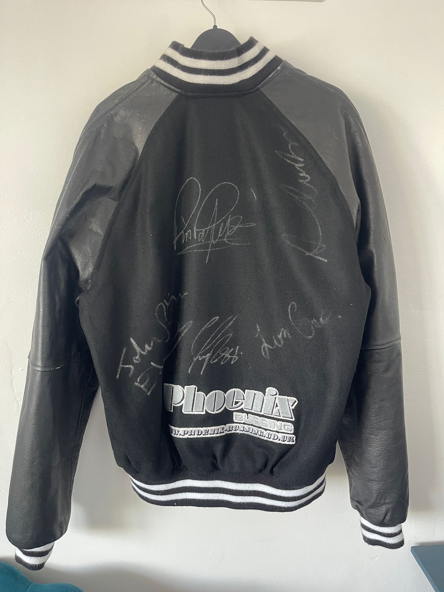 Status Quo Signed Tour Jacket Large – very rare and genuine with providence letter. Authentic !